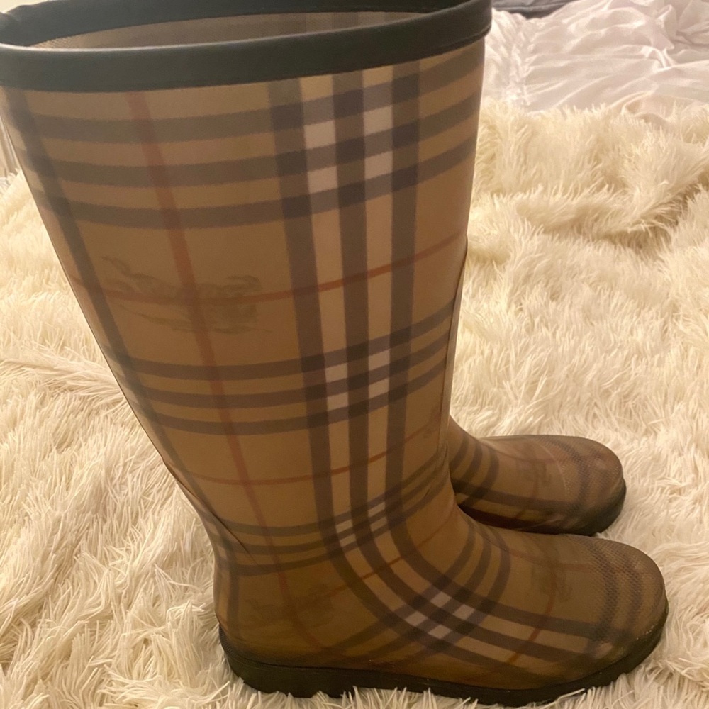 Burberry classic rain boots